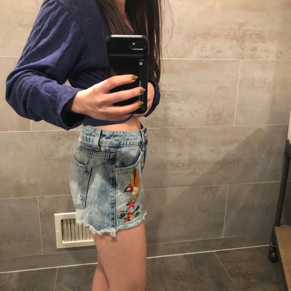 Q2 Embroidered Denim Shorts - Picture 10 of 12